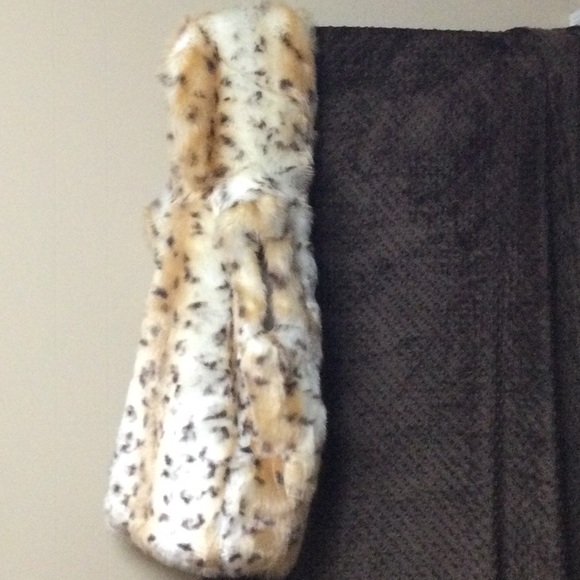 Faux fur hoodie vest  size Medium. 3 button close.   Leopard/ Tiger print - Picture 3 of 4